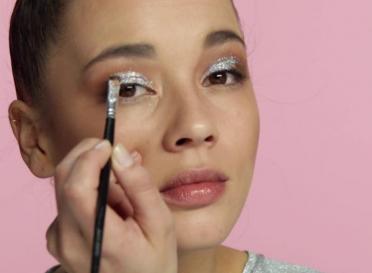 GLITTER EYES : COMMENT BRILLER DE MILLE FEUX ?